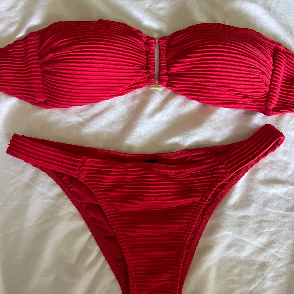 Vicks Paulahermanny red bikini